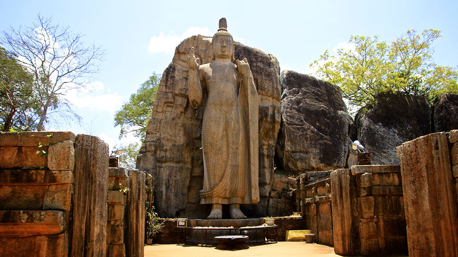 Avukana Buddha statue